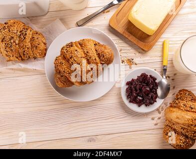 Frisch gebackene Croissants mit Butter und Marmelade zum Frühstück serviert Tabelle Stockfoto