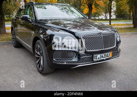BERLIN, DEUTSCHLAND - OKTOBER 2020: Bentley Bentayga Hybrid SUV Luxuswagen drei vierte Ansicht rechts im Freien geparkt auf Straßen von Berlin im Herbst. Stockfoto