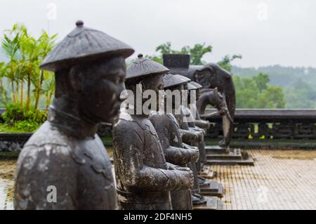 Nahaufnahme von Statuen von Kriegern in einer Linie im kaiserlichen Khai Dinh Grab in Hue, Vietnam, 16. Dezember 2016. Stockfoto