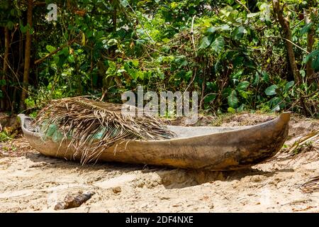 Verlassene traditionelle aboriginal madagassischen hölzernen handgefertigten Fischfang dugout. Masoala, Madagaskar Stockfoto