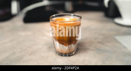 Heißer Kaffee, Kaffee und Milch in einem Glas auf die setzen Bar Stockfoto