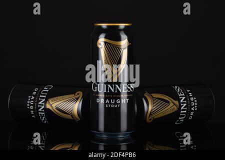 Prag, Tschechische Republik - 12. November,2020:Guinness-Dosen auf schwarzem Hintergrund.Guinness Ist ein dunkler irischer Trockenstout, der aus dem stammt Brauerei von Ar Stockfoto
