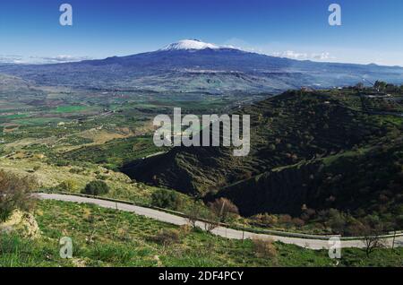 Blick auf verlassene terrassenförmige Hanglage und auf südwestliche Hanglage des Ätna-Gebirges, einem Wahrzeichen der sizilianischen Landschaft Stockfoto