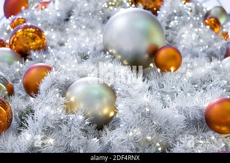 Weihnachtsbaum und brennende weihnachtsgirlande, Konzept weihnachten Hintergrund für Text. Hochwertige Fotos Stockfoto