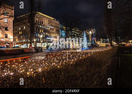 Helsinki, Finnland 30. November 2020 Nacht Stadt zu Weihnachten. Hochwertige Fotos Stockfoto
