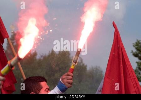 Bengalen leuchtet auf einer Protestkundgebung, Menschen auf einer Demonstration Stockfoto