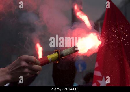Bengalen leuchtet auf einer Protestkundgebung, Menschen auf einer Demonstration Stockfoto