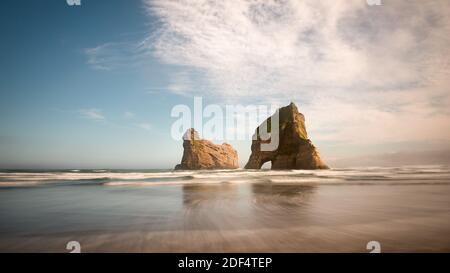 Archway Island am Strand von Whararariki bei Sonnenaufgang, Südinsel, Neuseeland Stockfoto