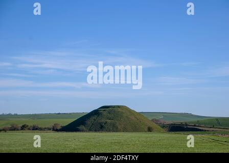 Silbury Hill in Wiltshire ist einer der größten prähistorischen Berge in Europa Stockfoto