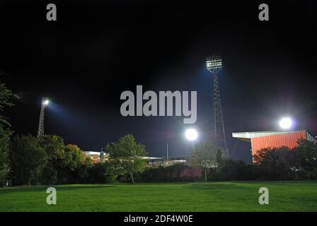 Spielen unter dem Flutlicht auf dem County Ground in Swindon, Wiltshire Stockfoto