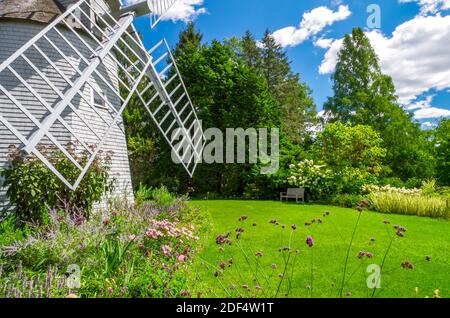 Blick auf Windmühle in Heritage Museums & Garden, Sandwich, MA Stockfoto