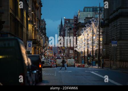 Glasgow, Schottland, Großbritannien. Dezember 2020. Bild: Leere Straßen in Glasgow. Szenen im Stadtzentrum von Glasgow zu einer Zeit, in der es viel los sein sollte, wenn Pendler in die Stadt fahren, ist der erste Schnee über Nacht gefallen das Stadtzentrum ist freier Ionenschnee), aber dies hat sich auf die Reise ausgewirkt und das Stadtzentrum sehr ruhig und leer gemacht. Quelle: Colin Fisher/Alamy Live News Stockfoto