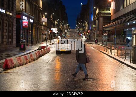 Glasgow, Schottland, Großbritannien. Dezember 2020. Bild: Leere Straßen in Glasgow. Szenen im Stadtzentrum von Glasgow zu einer Zeit, in der es viel los sein sollte, wenn Pendler in die Stadt fahren, ist der erste Schnee über Nacht gefallen das Stadtzentrum ist freier Ionenschnee), aber dies hat sich auf die Reise ausgewirkt und das Stadtzentrum sehr ruhig und leer gemacht. Quelle: Colin Fisher/Alamy Live News Stockfoto