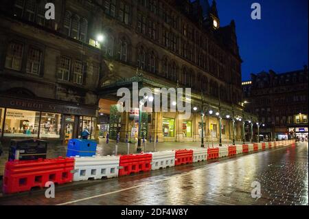 Glasgow, Schottland, Großbritannien. Dezember 2020. Im Bild: Glasgow Central Station. Szenen im Stadtzentrum von Glasgow zu einer Zeit, in der es viel los sein sollte, wenn Pendler in die Stadt fahren, ist der erste Schnee über Nacht gefallen das Stadtzentrum ist freier Ionenschnee), aber dies hat sich auf die Reise ausgewirkt und das Stadtzentrum sehr ruhig und leer gemacht. Quelle: Colin Fisher/Alamy Live News Stockfoto