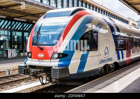 Ein Leman Express Pendlerzug, ein französisch-schweizerisches grenzüberschreitendes Schienennetz, das 2018 am Bahnhof Genf-Cornavin in Betrieb genommen wurde. Stockfoto