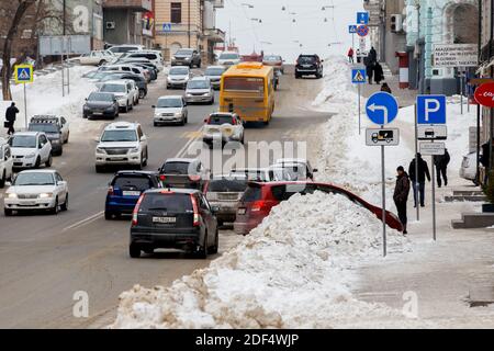 Januar, 2016 - Wladiwostok, Russland - starker Schneefall in Wladiwostok. Autos fahren bei Schneefall entlang der zentralen Straßen von Wladiwostok. Stockfoto