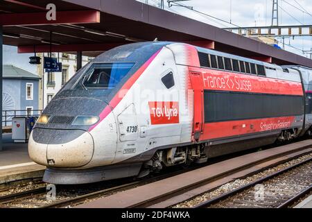 Ein TGV Lyria Duplex Hochgeschwindigkeitszug in der Farbgebung 2019, der Frankreich und die Schweiz verbindet, hält am Bahnhof Genf-Cornavin. Stockfoto