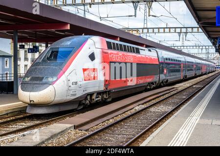 Ein TGV Lyria Duplex Hochgeschwindigkeitszug in der Farbgebung 2019, der Frankreich und die Schweiz verbindet, hält am Bahnhof Genf-Cornavin. Stockfoto