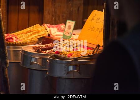 Xijiang，guizhou,China-spet.27,2020：Es gibt einige berühmte traditionelle Snacks in Chinas Minderheitenstädten.A Karte für mobile Zahlung Stockfoto