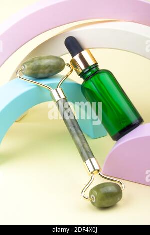 Gesichts Jade Stein Massage Rollen Instrumente auf trendigen kreativen Holzbögen. Hautpflege zu Hause und beim Kosmetikkonzept, Schönheitspflege. Selektiv Stockfoto