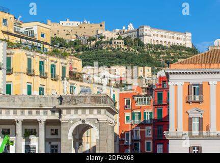 Das Castel Sant'Elmo liegt auf dem Hügel Vomero und ist eine mittelalterliche Festung mit Blick auf ganz Neapel. Hier insbesondere ein Blick auf die Anlage Stockfoto