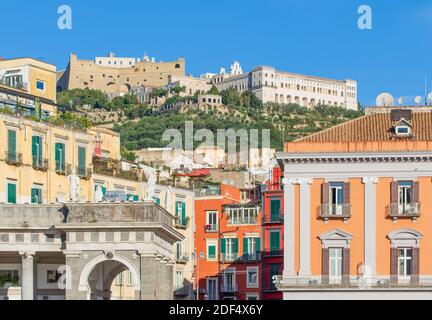 Das Castel Sant'Elmo liegt auf dem Hügel Vomero und ist eine mittelalterliche Festung mit Blick auf ganz Neapel. Hier insbesondere ein Blick auf die Anlage Stockfoto