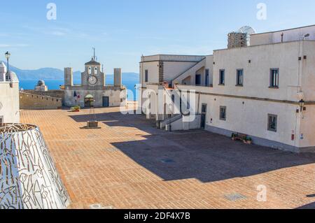 Das Castel Sant'Elmo liegt auf dem Hügel Vomero und ist eine mittelalterliche Festung mit Blick auf ganz Neapel. Hier insbesondere ein Blick auf die Anlage Stockfoto