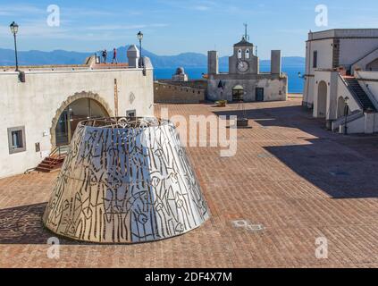 Das Castel Sant'Elmo liegt auf dem Hügel Vomero und ist eine mittelalterliche Festung mit Blick auf ganz Neapel. Hier insbesondere ein Blick auf die Anlage Stockfoto