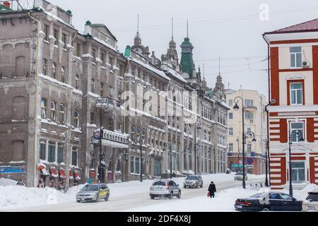 Januar, 2016 - Wladiwostok, Russland - starker Schneefall in Wladiwostok. Autos fahren bei Schneefall entlang der zentralen Straßen von Wladiwostok. Stockfoto