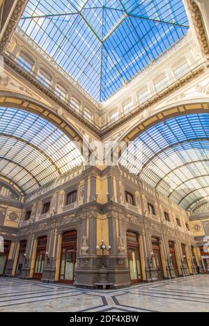 Die Galleria Principe di Napoli, eine öffentliche Einkaufsgalerie aus dem Jahr 1887, ist Teil des UNESCO-Weltkulturerbes Neapel. Hier insbesondere die Innenräume Stockfoto