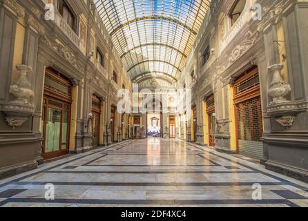 Die Galleria Principe di Napoli, eine öffentliche Einkaufsgalerie aus dem Jahr 1887, ist Teil des UNESCO-Weltkulturerbes Neapel. Hier insbesondere die Innenräume Stockfoto