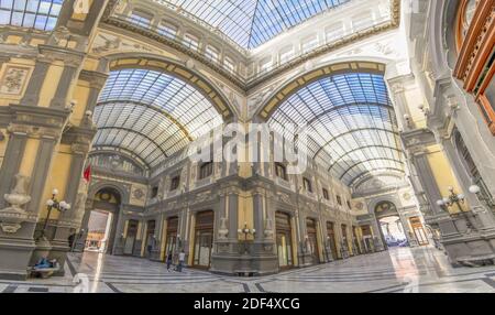 Die Galleria Principe di Napoli, eine öffentliche Einkaufsgalerie aus dem Jahr 1887, ist Teil des UNESCO-Weltkulturerbes Neapel. Hier insbesondere die Innenräume Stockfoto