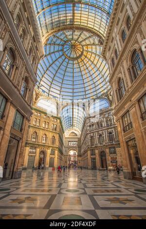 Die Galleria Umberto I wurde 1887 erbaut und nach König Umberto benannt. Sie ist Teil des UNESCO-Weltkulturerbes Altstadt von Neapel Stockfoto