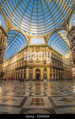 Die Galleria Umberto I wurde 1887 erbaut und nach König Umberto benannt. Sie ist Teil des UNESCO-Weltkulturerbes Altstadt von Neapel Stockfoto