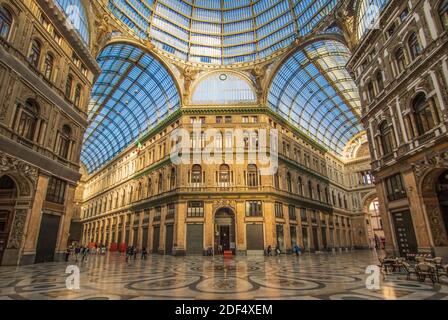 Die Galleria Umberto I wurde 1887 erbaut und nach König Umberto benannt. Sie ist Teil des UNESCO-Weltkulturerbes Altstadt von Neapel Stockfoto
