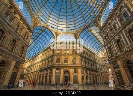 Die Galleria Umberto I wurde 1887 erbaut und nach König Umberto benannt. Sie ist Teil des UNESCO-Weltkulturerbes Altstadt von Neapel Stockfoto