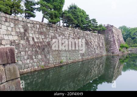 Teile der Kyoto-Palastmauern in Kyoto, Japan Stockfoto