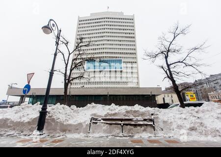 Januar, 2016 - Wladiwostok, Russland - starker Schneefall in Wladiwostok. Eine riesige Schneeverwehung vor der Verwaltung des Primorski Territoriums Stockfoto