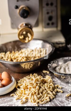 Nudelteig Fussili frisch von einer Maschine hergestellt. Stockfoto