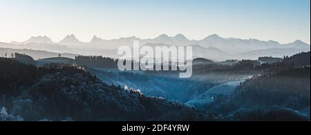 Panorama der Berner Alpen mit Wetterhorn, Schreckhorn, Finsteraarhorn, Eiger, Mönch und Jungfrau an einem frostigen Morgen vom Emmental aus gesehen Stockfoto