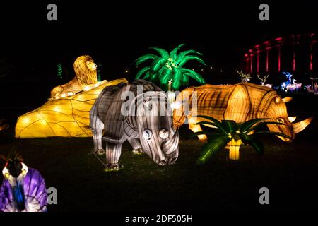 Tallinn, Harjumaa- Estland-21DEC2019: Das Wanderfestival des Lichts in der Gegend von Tallinn Lauluväljak im Winter 2019. Viele Seide Skulpturen beleuchtet. Stockfoto