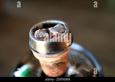 Details von Shisha Kohlen auf braunem Hintergrund Stockfoto