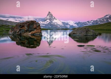 Geographie / Reisen, Schweiz, Wallis, Zermatt, Rosa Morgenlicht über dem berühmten Matterhorn Reflektin, Additional-Rights-Clearance-Info-not-available Stockfoto