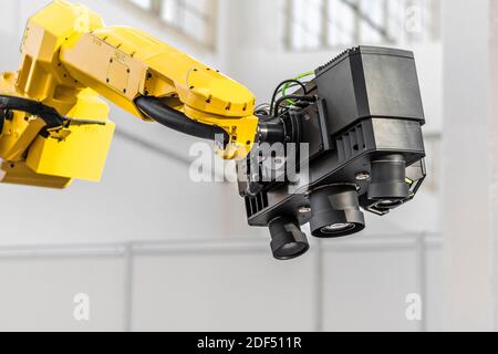 Industrieller 3D-Scanner auf Roboterarm. Stockfoto