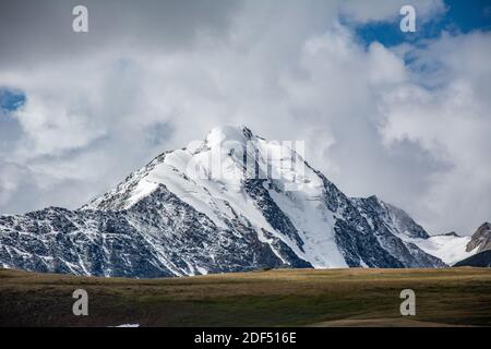 Shar khamar Gipfel der westlichen mongolischen Altai-Berge, die mit Russland, China und höchsten Punkt oder Dach der Mongolei grenzt. Stockfoto