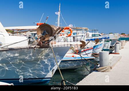 Fischerhafen mit festverankerten Booten. Agios Sostis. Zakynthos, griechische Insel im Ionischen Meer Stockfoto