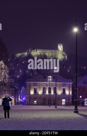 Ljubljana, Slowenien - 2. Dezember 2020: Slowenische Philharmonie und Burg von Ljubljana vom Kongressplatz in Ljubljana, Slowenien am 2. Dezember 2020. Stockfoto