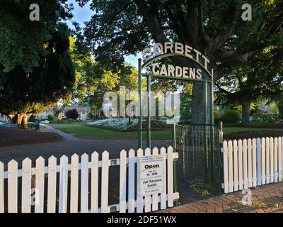 BOWRAL, AUSTRALIEN - 12. Februar 2020: Eingang zu Corbet Gardens und Weißer Zaun Stockfoto
