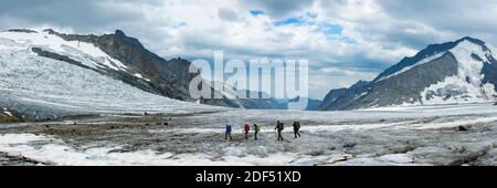 Geographie / Reisen, Schweiz, Wallis, Bergsteigerparty am berühmten Aletschgletscher, im wi, Additional-Rights-Clearance-Info-not-available Stockfoto