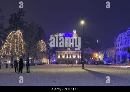 Ljubljana, Slowenien - 2. Dezember 2020: Kongressplatz - Kongressni trg - Blick auf die slowenische Philharmonie und die Burg von Ljubljana in Ljubljana, Slowenien Stockfoto